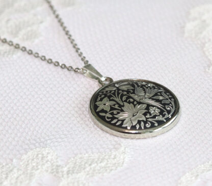 round silver damasquino pendant