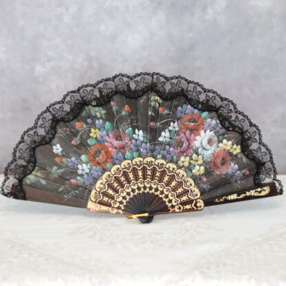 Spanish fan with lace